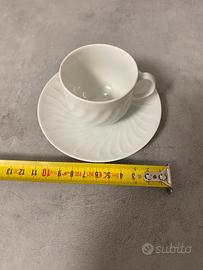 Tazzine fa caffè con piattini