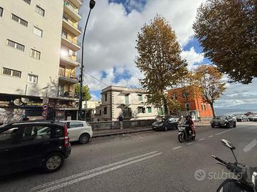 NEGOZIO A NAPOLI