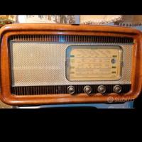 Radio giradischi d'epoca a valvole prima di accend