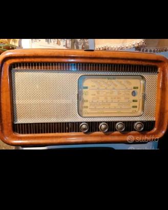 Radio giradischi d'epoca a valvole prima di accend