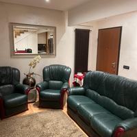 Divano letto + 2 poltrone in pelle vera.