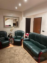Divano letto + 2 poltrone in pelle vera.