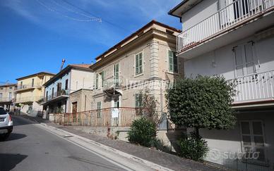 CASA SINGOLA SU PIU' PIANI CON TERRENO