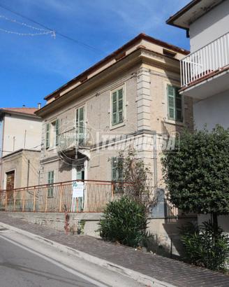CASA SINGOLA SU PIU' PIANI CON TERRENO