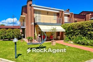 Villa di 190 m² con più di 5 locali a Lucca