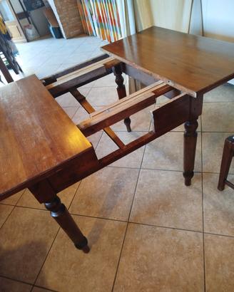 Tavolo in legno allungabile con 4 sedie
