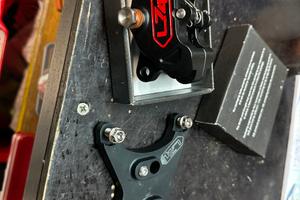 Pinza posteriore R6 2017-2025