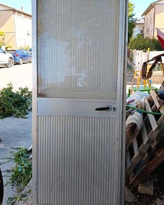 Porta in alluminio a due ante