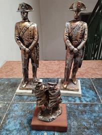 Statua “Carabinieri nella tormenta” e alta uniform