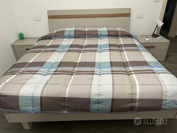 Letto matrimoniale senza rete, con 2 comodini