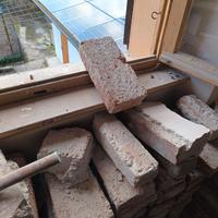 Mattoni pieni di recupero da pulire