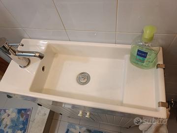 Lavandino con mobile per bagno
