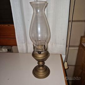 Lampada a petrolio vintage in ottone con vetro