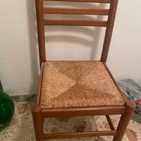 Sedie in  legno con cuscini in paglia