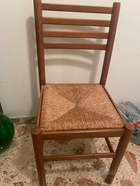Sedie in  legno con cuscini in paglia