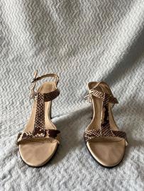 Sandalo estivo, tema serpente