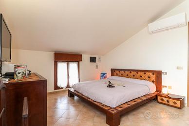 Letto matrimoniale etnico, cassettiera e comodini