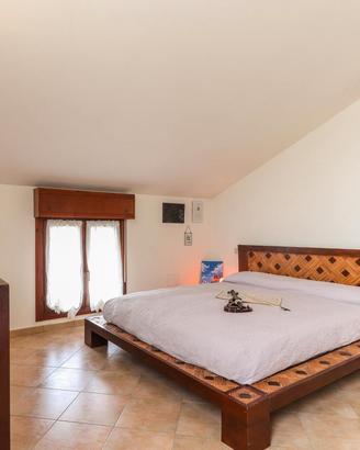 Letto matrimoniale etnico, cassettiera e comodini