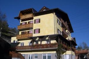 Palazzo / Stabile di 1300 m² con più di 5 locali a
