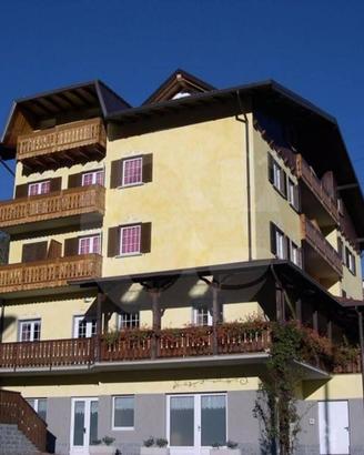 Palazzo / Stabile di 1300 m² con più di 5 locali a