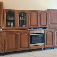cucina in noce con n 2 tavoli e n 4 sedie
