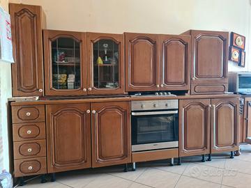 cucina in noce con n 2 tavoli e n 4 sedie