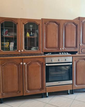 cucina in noce con n 2 tavoli e n 4 sedie