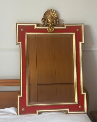 Specchiera classica in legno sagomato,.
