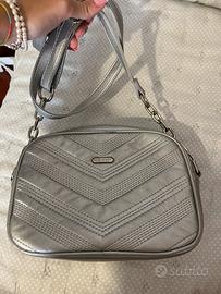 Borsa a tracolla argentata David Jones