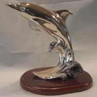 Delfino in sbalzo placato argento 925.