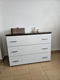 Comò con tre cassetti