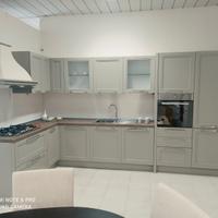 Cucina Aran Magistra legno in esposizione