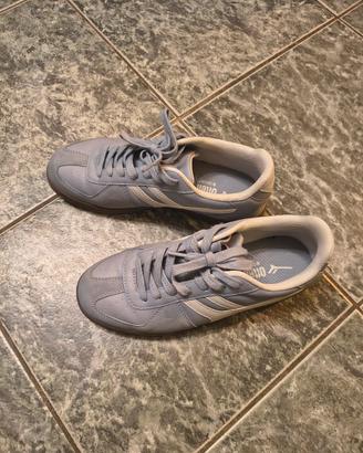 Sneakers azzurri della Often
