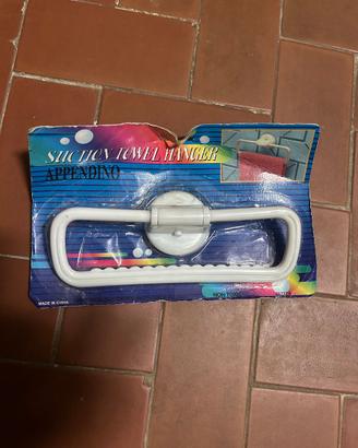 Appendino per asciugamani bagno.