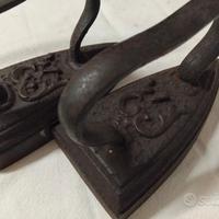 2 VECCHI ANTICHI PICCOLI FERRI DA STIRO VINTAGE