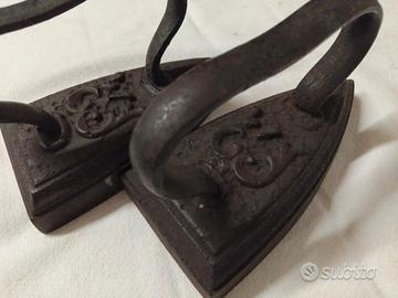 2 VECCHI ANTICHI PICCOLI FERRI DA STIRO VINTAGE