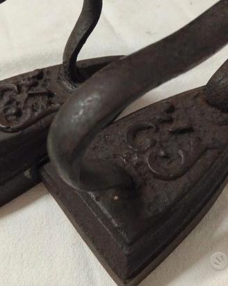 2 VECCHI ANTICHI PICCOLI FERRI DA STIRO VINTAGE