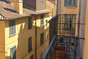 Ampio appartamento con balconi e cantina in centro
