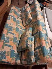 divano letto  completo di cuscini 