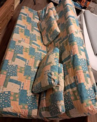 divano letto  completo di cuscini 