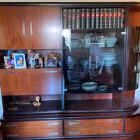 Armadio credenza con vetrina e tavolo soggiorno
