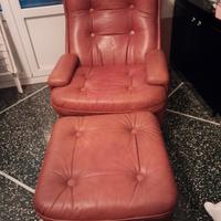 Poltrona e pouff in pelle marrone chiaro