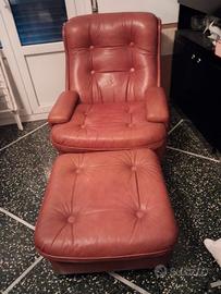 Poltrona e pouff in pelle marrone chiaro