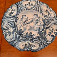 Piatto centrotavola in ceramica con angioletti 