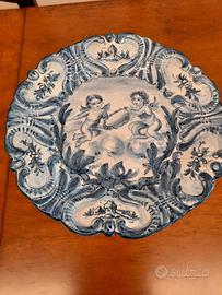 Piatto centrotavola in ceramica con angioletti 