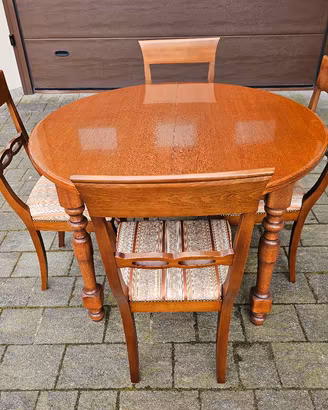 Tavolo con sedie in legno