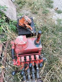 Distributore olio annessa pompa per trattore cingo