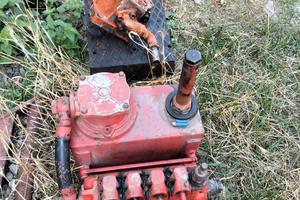 Distributore olio annessa pompa per trattore cingo