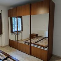 Armadio tre ante scorrevoli con specchi e cassetti