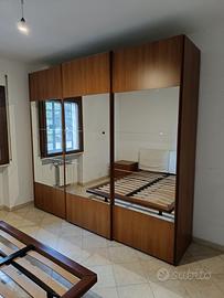 Armadio tre ante scorrevoli con specchi e cassetti